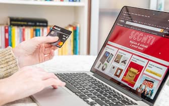 Saldi su AMAZON, sconti online su piattaforme di e-commerce ( - 2020-01-04, Marco Passaro) p.s. la foto e' utilizzabile nel rispetto del contesto in cui e' stata scattata, e senza intento diffamatorio del decoro delle persone rappresentate