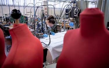 Foto Marco Alpozzi/LaPresse
17 Marzo 2020, Alba (CN), Italia
Cronaca
Gli stabilimenti della Miroglio Group ad Alba dove si confezionano a mano le mascherine con il tessuto prodotto a Govone
Nella foto: Donne al lavoro nell\'Atelier Miroglio di Alba per produrre le maschere
Photo Marco Alpozzi/LaPresse
March 17, 2020 Alba (CN) - Italy
News
The Miroglio Group factories in Alba where the masks are made by hand with the fabric produced in Govone
In the picture: Women working in the Miroglio Atelier in Alba to produce the masks