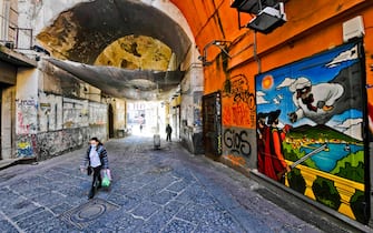 Serrande abbassate per il Coronavirus a Port' Alba a Napoli , la strada del centro storico famosa per le librerie, 25 aprile 2020
ANSA / 