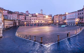 Panorama view on the main square "Il Campo" of the medieval town of Siena on twilight during the lockdown emergency period aimed at stopping the spread of the Covid-19 coronavirus. Although the lockdown and full absence of people, the scenery of the Italian squares and monuments remain fascinating, Siena, Italy, 23 April 2020
(ANSA foto Fabio Muzzi)