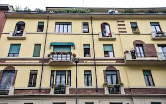 Le finestre di un condominio di Milano