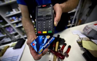 Un pagamento tramite bancomat, Roma, 30 giugno 2014.
ANSA/MASSIMO PERCOSSI