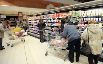 Una persona fa la spesa al supermercato, Bologna, 12 novembre 2014. ANSA/GIORGIO BENVENUTI