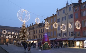 Modena. Luminarie di Natale nelle vie del centro (Modena - 2020-11-29, ROBERTO BRANCOLINI) p.s. la foto e' utilizzabile nel rispetto del contesto in cui e' stata scattata, e senza intento diffamatorio del decoro delle persone rappresentate