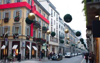 Milano, è quasi Natale. Atmosfera natalizia in città, le strade e le vetrine sono addobbate a festa e i cittadini si apprestano allo shopping natalizio (Milano - 2011-12-06, Francesca Capra / IPA) p.s. la foto e' utilizzabile nel rispetto del contesto in cui e' stata scattata, e senza intento diffamatorio del decoro delle persone rappresentate