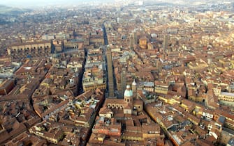 20061204 - BOLOGNA - CRO: BOLOGNA GENERICHE CITTA'.Panoramica aerea del centro storico di Bologna con le due torri, San Petronio e Piazza Maggiore (s).GIORGIO BENVENUTI-ANSA