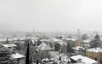 Una veduta di Bolzano con i tetti innevati. Dopo 48 giorni senza precipitazioni la città si è svegliata oggi sotto un sottile manto di neve. Bolzano, 13 gennaio 2017. ANSA/ STEFAN WALLISCH