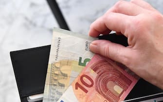 Banconote da 5 e 10 euro in un portafoglio