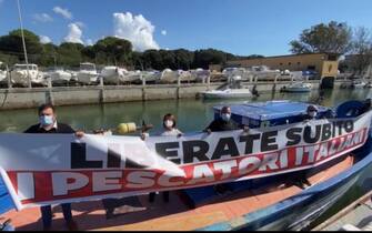 Pescherecci sequestrati: iniziative dimostrative di Lega ed Ugl sul Faro di Fiumicino e su un peschereccio di Ostia per la liberazione dei pescatori sequestrati a Bengasi 