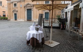 Un ristorante al centro di Roma durante la fase 2 dellÕemergenza coronavirus a Roma,12 maggio 2020. Allo studio del comune la possibilit  di ampliare del 35% lÕoccupazione del suolo pubblico.
MAURIZIO BRAMBATTI/ANSA