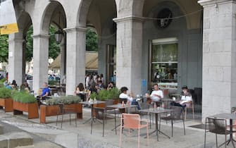 gente al ristorante seduta all'esterno nei dehors concessi in massa a Bergamo e ora prorogati Balzer sentierone Bergamo 9 Ottobre  2020 Tiziano Manzoni