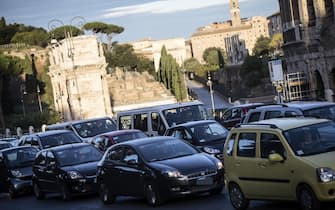 Alcune automobili in fila nel traffico a Roma, 24 ottobre 2014. ANSA/ANGELO CARCONI