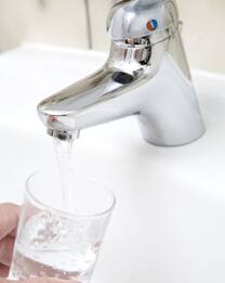La metà degli italiani beve l’acqua dal rubinetto, soprattutto al Nord