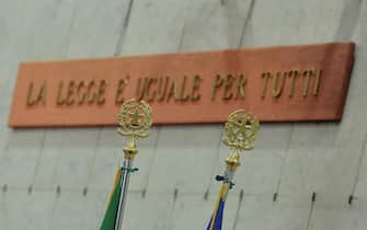La scritta 'La legge è uguale per tutti' durante l'inaugurazione dell'anno giudiziario a Genova, 25 gennaio 2014. 

ANSA/LUCA ZENNARO