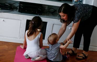 È costituzionale dare a figli solo cognome padre? Dubbi della Consulta