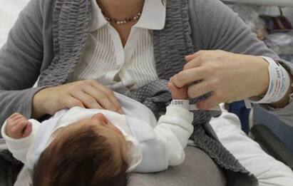 Gli abbracci di mamma favoriscono lo sviluppo dell'empatia: lo studio