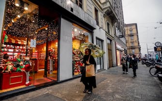 Shopping through the streets of Milan's downtown in the last hours before the restrictions planned for the holiday season, during Covid-19 pandemic, Italy, 23 December 2020.   ANSA/Mourad Balti Touati