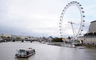 epa08693661 A tourist boat in Central London, Britain, 24 September 2020. Chancellor of the Exchequer Rishi Sunak has announced a Winter Economy Plan and Job Support Scheme and measures aimed at the hospitality and tourism industries effected by COVID 19.  EPA/WILL OLIVER