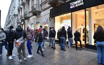 Controlli delle forze dell’ordine, folla e code davanti ai negozi per lo shopping natalizio per le vi del centro, Torino, 19 dicembre 2020 ANSA/ALESSANDRO DI MARCO