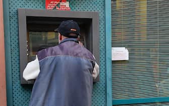 Una filiale del gruppo Banca Carige in citta' dopo le notizie preoccupanti per l'aumento di capitale necessario per mettere in sicurezza l'istituto bancario ligure.  16 novembre 2017 a Genova. 
ANSA/LUCA ZENNARO