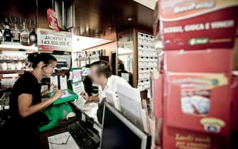 Cittadini sloveni, croati e serbi attraversano il confine con l'Italia per tentare la fortuna al Supernalotto (Trieste - 2009-08-19, Giuliano Koren) p.s. la foto e' utilizzabile nel rispetto del contesto in cui e' stata scattata, e senza intento diffamatorio del decoro delle persone rappresentate