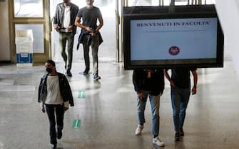 Foto Cecilia Fabiano/ LaPresse 
30 Settembre 2020 Roma (Italia)
Cronaca :
Ripresa delle lezioni alla facolt&#xe0; di Economia della Sapienza in tempo di Covid 
Nella Foto : studenti nella facolt&#xe0;
Photo Cecilia Fabiano/LaPresse
September 30 , 2020  Roma (Italy) 
News :
Lessons at Economy faculty at Sapienza University during Covid 
In The Pic : students in the faculty