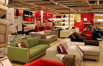 Un negozio con divani in esposizione