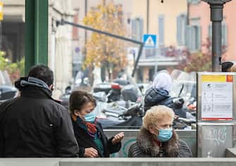 Bergamo Coronavirus - anziani in strada (Bergamo - 2020-11-09, Foto Â©Sergio Agazzi) p.s. la foto e' utilizzabile nel rispetto del contesto in cui e' stata scattata, e senza intento diffamatorio del decoro delle persone rappresentate