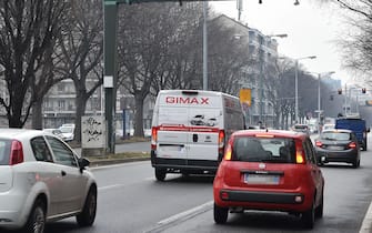 La polizia municipale controlla gli automobilisti per il blocco delle auto euro 5 e veicoli commerciali euro 4 per l alto livello di smog a Torino, 22 gennaio 2021 ANSA/ALESSANDRO DI MARCO