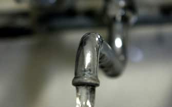 bagno Rubinetto di acqua aperto