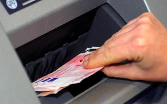 Un momento di un prelievo di denaro contante a uno sportello bancomat, Roma 10 gennaio 2012. ANSA / ALESSIO TARALLETTO