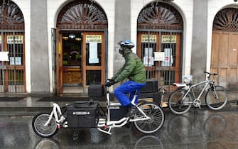 CORONAVIRUS: MISURAZIONE TEMPERATURA TRIBUNALE NEGOZI DI FIORI APERTI Consegna spesa a domicilio mercato alimentare, Torino, 20 aprile 2020 ANSA/ ALESSANDRO DI MARCO