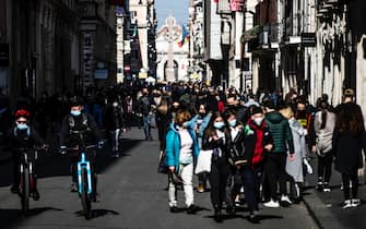 Z4Z People stroll in Via del Corso street on Sunday morning during the Coronavirus Covid-19 pandemic emergency in Rome, Italy, 21 February 2021. ANSA/ANGELO CARCONI