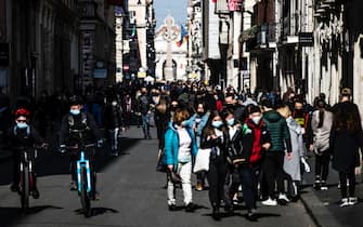 People stroll in Via del Corso street on Sunday morning during the Coronavirus Covid-19 pandemic emergency in Rome, Italy, 21 February 2021. ANSA/ANGELO CARCONI