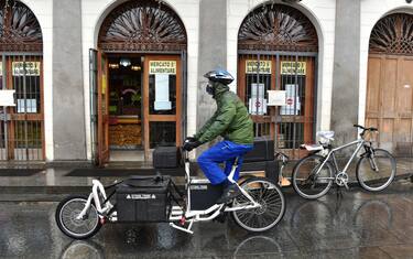 Consegna spesa a domicilio mercato alimentare, Torino, 20 aprile 2020 ANSA/ ALESSANDRO DI MARCO