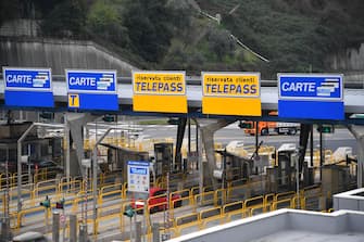 Corsie preferenziali Telepass al casello di Genova Aeroporto, in una foto d'archivio del 16 febbraio 2017 a Genova. ANSA/ LUCA ZENNARO