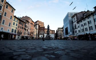 People walk in the Piazza Campo de Fiori during the new lockdown for emergency of the Coronavirus Covid-19 pandemic in Rome, Rome, Italy, 20 March 2021. ANSA/ANGELO CARCONI
