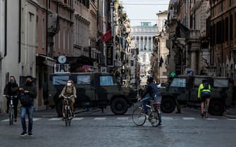 People walk in Via del Corso during the new lockdown for emergency of the Coronavirus Covid-19 pandemic in Rome, Italy, 20 March 2021. ANSA/ANGELO CARCONI
