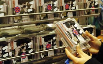NEGOZIO DI DISCHI CD DVD MESSAGGERIE MUSICALI (MILANO - 2003-01-24, Piaggesi) p.s. la foto e' utilizzabile nel rispetto del contesto in cui e' stata scattata, e senza intento diffamatorio del decoro delle persone rappresentate