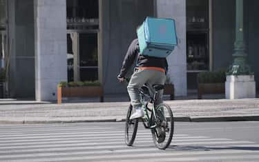 Nonostante la cittÃ  sia in lockdown piu che mai i Riders  negli orari dei pasti invadono le vie cittadine con le loro biciclette per la consegna di cibo a domicilio.