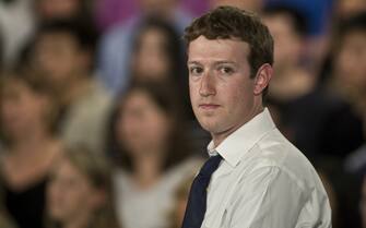 mark zuckerberg Show di Obama su Facebook, Zuckerberg fa da moderatore. Il Presidente Barack Obama ha risposto in diretta dal quartier generale di Facebook, a Palo Alto, ad alcune domande per lanciare la sua nuova campagna presidenziale. Ad introdurlo, il CEO del social network (e suo amico personale) Mark Zuckerberg. Nella foto Mark Zuckerberg