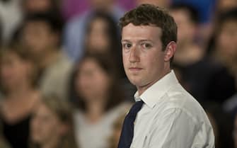 Show di Obama su Facebook, Zuckerberg fa da moderatore. Il Presidente Barack Obama ha risposto in diretta dal quartier generale di Facebook, a Palo Alto, ad alcune domande per lanciare la sua nuova campagna presidenziale. Ad introdurlo, il CEO del social network (e suo amico personale) Mark Zuckerberg. Nella foto Mark Zuckerberg