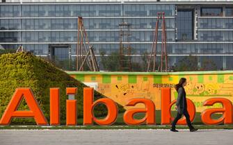(FILE) CHINA ALIBABA epa09125870 (FILE) - An employee walks past a logo of Alibaba Group at its headquarters on the outskirts of Hangzhou, Zhejiang province, China, 04 November 2013 (reissued 10 April 2021). China's State Administration for Market Regulation (SAMR) on 10 April fined Alibaba with 2.8 billion US dollar, accusing the company of monopolistic practices. EPA/JEFF LEE