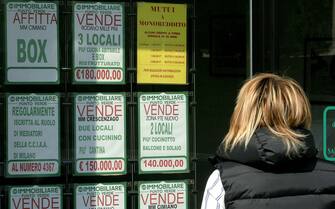 Mutuo, cosa conviene tra tasso fisso e variabile VETRINA AGENZIA IMMOBILIARE - VENDITA CASA CASE
IMMOBILIARI - ANNUNCI VENDESI AFFITTASI CASE (AGENZIA IMMOBILIARE ORIZZONTALE AFFITTASI AFFITTI CASE CASA CASE VENDITA CASE VENDESI AGENZIE IMMOBILIARI MUTUO MUTUI)