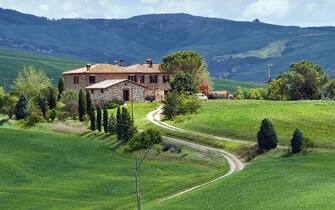 Agriturismo Un agriturismo e, alle spalle, una vallata