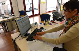Una donna al computer sul portale dell'Agenzia delle entrate