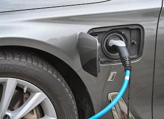 Ricarica dell'auto elettrica Un'auto elettrica mentre viene ricaricata a una colonnina