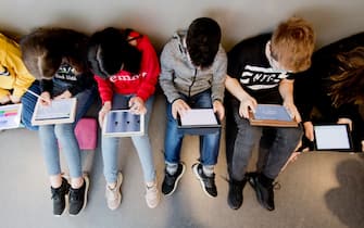 07 March 2019, Lower Saxony, Gehrden: Students of a 7th grade learn with iPads in math lessons at the secondary school Gehrden in the region Hannover. The secondary school Gehrden is one of the leading digital learning schools in Germany. For seven years now - long before the Federal Government's Digital Pact came into effect - teaching here has taken place almost entirely in digital form on our own initiative. Many other schools are now benefiting from the experience gained in digitisation. Photo: Julian Stratenschulte/dpa