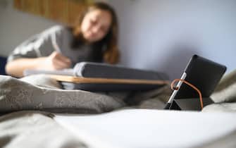 26 March 2020, Baden-Wuerttemberg, Waldenbuch: A student works for the school behind a tablet in her bed.  To slow the spread of the coronavirus, the schools are closed.  Therefore, students now work from home with digital aids.  Photo: Sebastian Gollnow / dpa