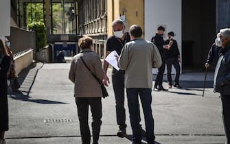 Anziani all ingresso del centro vaccinale del Pio Albergo Trivulzio, Milano, 6 Aprile 2021.  Ansa/Matteo Corner